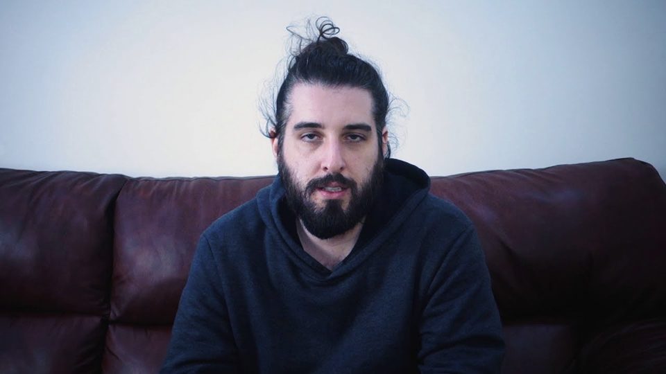 Lucas Morato dando seu depoimento sobre o tratamento