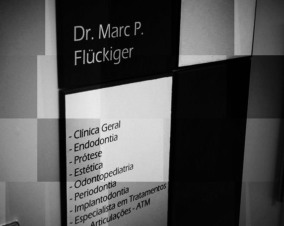 Placa na entrada do consultório com as especialidades atendidas